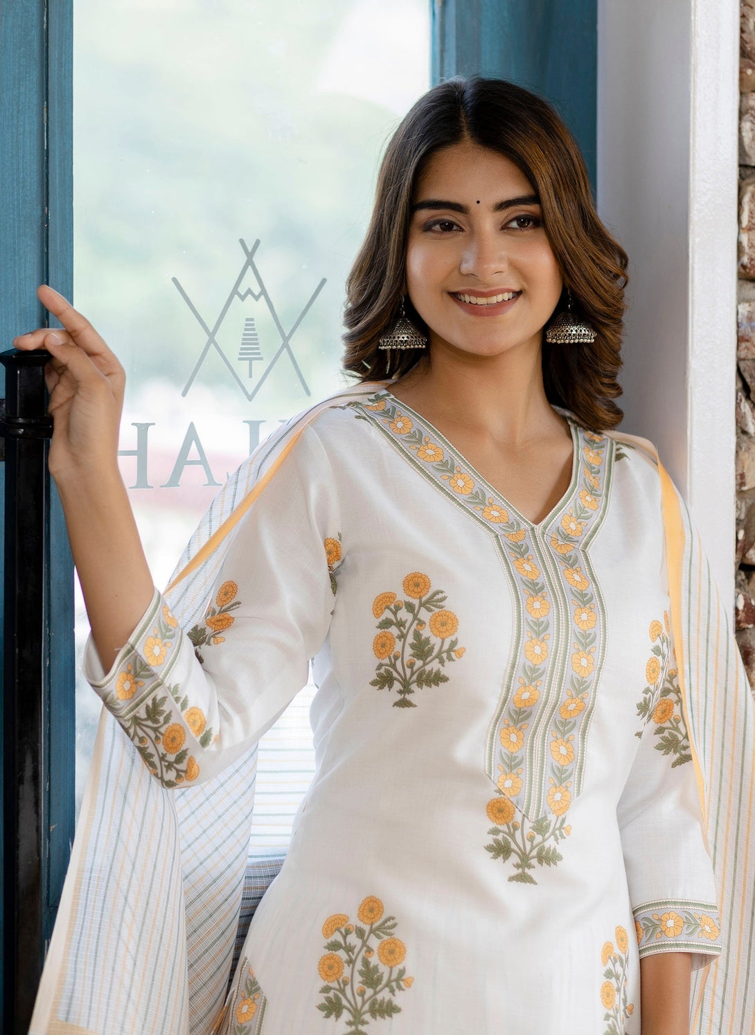 Women's White Printed Viscose Rayon Kurta, Pant And Dupatta Set - Alvami