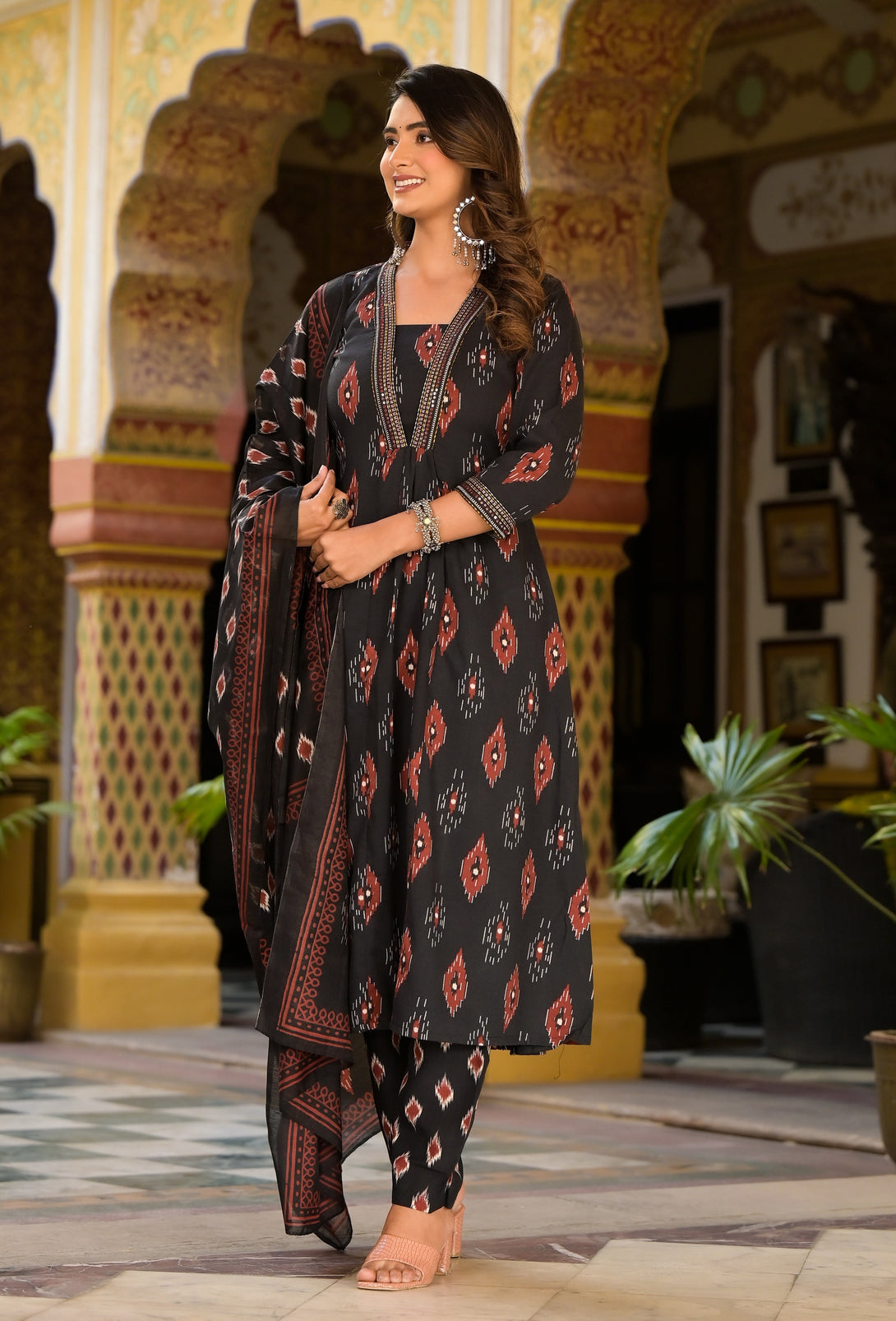 Women's Balck Printed Viscose Rayon Kurta, Pant And Dupatta Set - Alvami