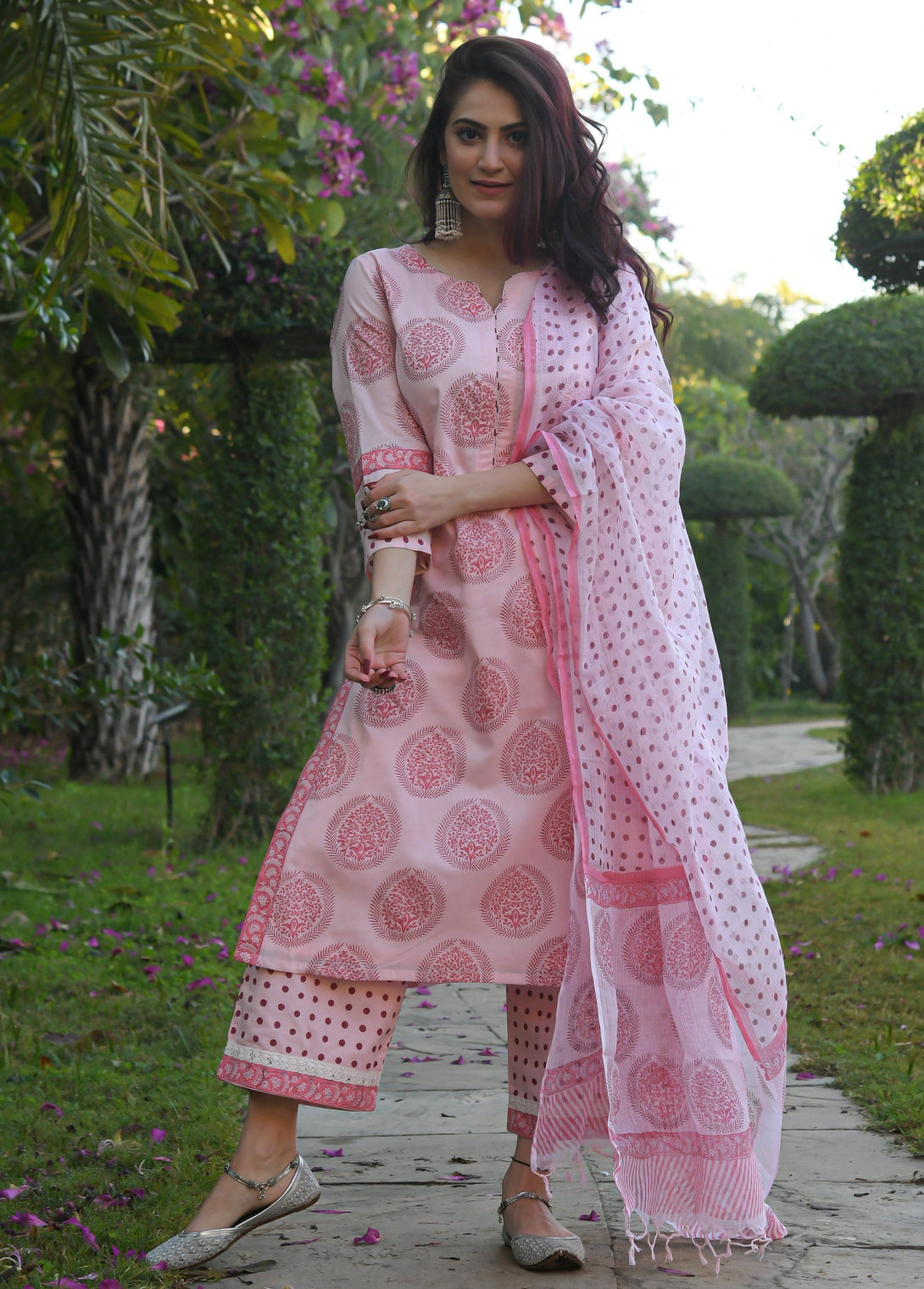 Women's Pink And White Printed Viscose Rayon Kurta, Pant And Dupatta Set - Alvami