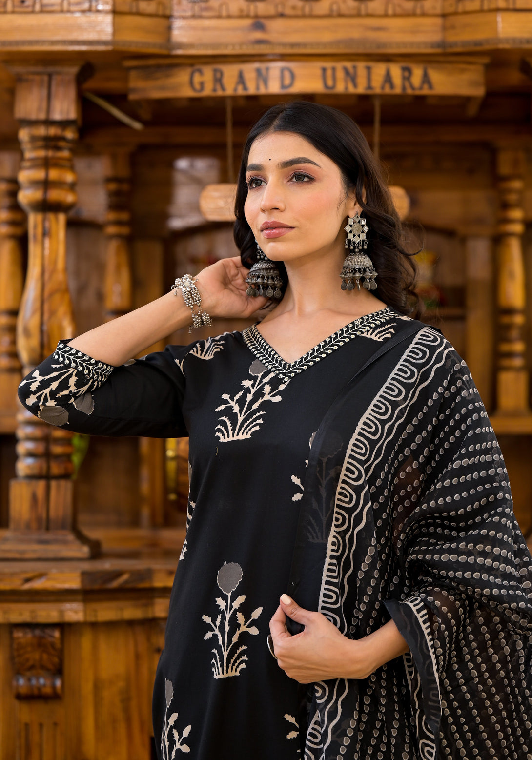 Women's Balck And White Printed Viscose Rayon Kurta, Pant And Dupatta Set - Alvami