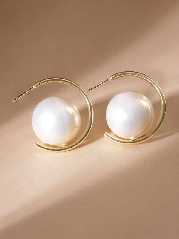 Rubans Voguish Pearlescent Elegance: Gold-Tone Hoop Earrings 